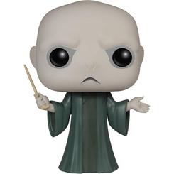 La figura oficial POP de Lord Voldemort captura la esencia del mago más temido del universo Harry Potter en tan solo 9 cm de altura. Fabricada en vinilo de alta calidad, esta figura presenta a Tom Riddle