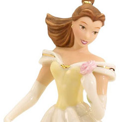 Un destello de elegancia conquista el corazón de cualquier estancia con esta exquisita figura de la Princesa Bella, confeccionada en fina porcelana y realzada con auténtico baño de oro de 24 quilates 