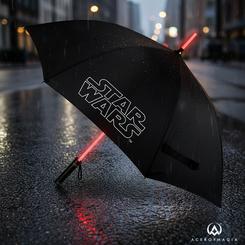 Disfruta cantando bajo la lluvia con este espectacular paraguas con la forma de un sable de luz basado en la saga de Star Wars. Este espectacular paraguas tiene una longitud aproximada de 93 cm., 