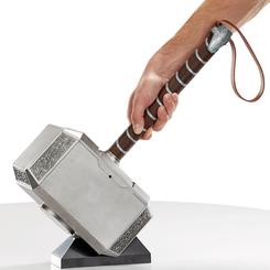Trueno en tus manos con la Réplica Martillo Thor Mjolnir de Marvel Legends: una pieza a escala real 1:1 de 50 cm que brilla con luz LED y desata efectos de sonido fieles al cine, perfecta para exhibir en tu vitrina o para completar tu cosplay con calidad 