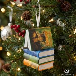 Magia navideña en cada rama: este Adorno de Navidad Harry Potter reproduce una pila de libros icónicos en resina de gran detalle, perfecto para dar un toque de Hogwarts a tu árbol,