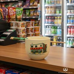 Sabores callejeros de Tokio en tu mesa: el Bol de ramen y palillos The Legendary Hitman – Sakamoto Days rinde homenaje a la emblemática tienda con una ilustración llena de carácter y tipografía de aire clásico. 