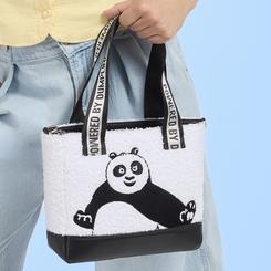 Un bolso bandolera Kung Fu Panda que fusiona diversión y estilo con su cuerpo de tacto sherpa blanco adornado por el entrañable Po bordado en negro, mientras el fondo y la base de cuero sintético aportan contraste 