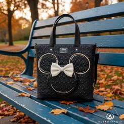 Magia en cada paseo con un icono eterno: este bolso mochila Minnie de Loungefly Disney combina diseño de colección y funcionalidad cotidiana. Fabricado en cuero sintético (poliuretano) y acabado con lazo 3D