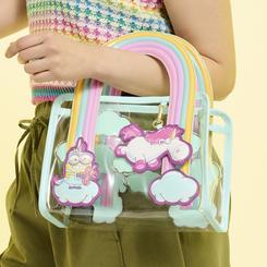 Transparencia y color se funden en el bolso bandolera Fluffy Unicorn Minions Loungefly, que mide 26,04 × 12,70 × 20,32 cm y combina paneles de poliuretano transparente con detalles en relieve de nubes