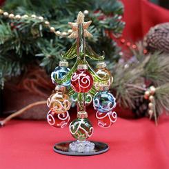 Brilla la Navidad en tu salón con este Christmas Tree de vidrio, una pieza delicada y luminosa que eleva la decoración invernal con estilo atemporal. Su estructura transparente refleja la luz y realza las bolas de Navidad 