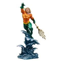 La maqueta de Arthur Curry mientras se impulsa sobre una base de olas del océano. En sintonía con la vida acuática, este hijo de la tierra y el mar luce un estilo real en su icónico traje 