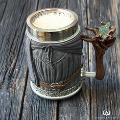 Si alguna vez soñaste con compartir una bebida con el mago más sabio de la Tierra Media, esta jarra de Gandalf el Gris es la oportunidad perfecta para hacerlo. Con licencia oficial y pintada a mano con una atención impresionante a los detalles