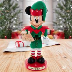 Este encantador cascanueces de Mickey Mouse, inspirado en el mundo mágico de Disney, es el toque perfecto para dar vida a cualquier decoración navideña. Mickey aparece vestido con un alegre traje de elfo en tonos rojos y verdes