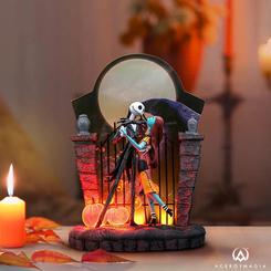 Embellece tu espacio con la deslumbrante figura oficial de Jack y Sally Couture de Force, inspirada en la icónica película "Pesadilla antes de Navidad". Con una altura imponente de 23 cm, 
