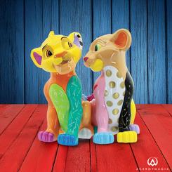 Con un toque de color y romanticismo, el artista pop Romero Britto reimagina a Simba y Nala de El Rey León en una obra de arte vibrante y llena de vida. Las colas entrelazadas de los jóvenes leones simbolizan el inicio de un amor eterno