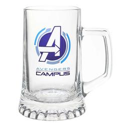Jarra oficial del Avengers Campus de Disneyland París. Disfruta de tu bebida preferida con esta preciosa jarra realizada en vidrio con unas medidas aproximadas de 15 x 8 cm. 