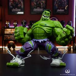 Furia verde con sello artístico: Designer Collectible – Hulk irrumpe con una pose de poder total, puños cerrados, pantalones morados desgarrados y efectos de impacto que realzan la sensación de movimiento. 