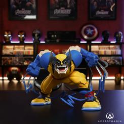 Garra feral en clave artística: Designer Collectible – Wolverine irrumpe con una pose baja de ataque, garras extendidas y el traje clásico amarillo y azul reimaginado en estilo urbano. 