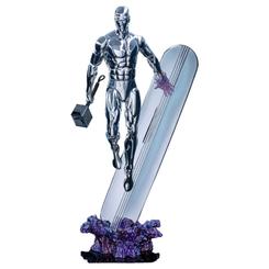 Una presencia cósmica que transforma cualquier vitrina en el centro de todas las miradas. La figura Silver Surfer 1/6 de Hot Toys eleva el coleccionismo Marvel con una interpretación espectacular 