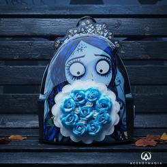 Romance gótico que enamora a primera vista. La Mochila Emily Bouquet – La Novia Cadáver de Loungefly convierte a Emily en un icono de estilo con un arreglo de flores 3D en el frontal,