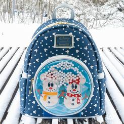 El encanto del invierno llega con esta adorable mochila oficial de Disney Loungefly, protagonizada por Mickey y Minnie en forma de entrañables muñecos de nieve. Con un tamaño compacto de 22,5 × 26,25 × 11,25 cm