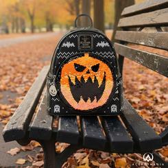 Arrasa con estilo macabro y diseño de colección con la Mochila Jack Skellington Pesadilla Antes de Navidad Disney Loungefly, una mini mochila oficial que conquista por su panel frontal de lentejuelas reversibles 