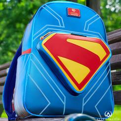 El icónico escudo de Superman irradia poder y esperanza en esta mochila DC Comics x Loungefly, donde un brillante acabado metálico azul se combina con relieves rojos y amarillos para recrear la emblemática “S” del Hombre de Acero