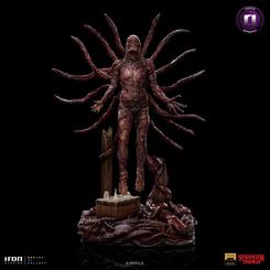 Enredado entre raíces y tentáculos del Upside Down, partes de la mente colectiva de la entidad conocida como el Devorador de Mentes, una monstruosa figura humanoide, roja como la carne humana, sin nariz, con una mano izquierda alargada y garras 