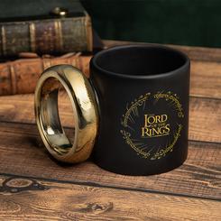 Disfruta de tu bebida favorita mientras te sumerges en el mágico universo de El Señor de los Anillos con la taza cerámica Anillo Único. Esta taza de cerámica de 450 ml (15 fl oz) te transportará a la Tierra Media con cada sorbo.
