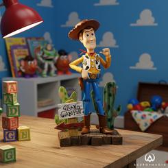 Un icono del cine animado cobra vida con esta Toy Story Master Craft Statue Sheriff Woody de 44 cm, una pieza de colección oficial de Beast Kingdom que irradia carisma y presencia en cualquier vitrina.