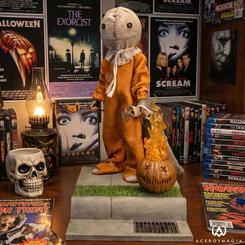 Una figura articulada realmente impresionante que captura a la perfección el espíritu escalofriante de Halloween. Esta versión “Deluxe” de Sam, con escala 1:6, mide unos 25,4 cm