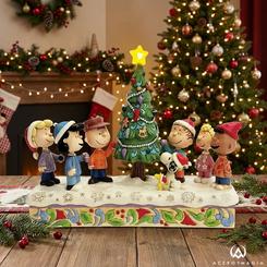 La magia de la Navidad cobra vida con esta encantadora escena de la colección Jim Shore Peanuts, donde los personajes más queridos se reúnen alrededor del árbol decorado con esmero. 