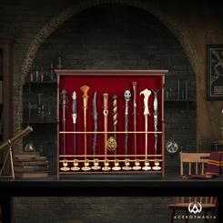 Eleva tu colección al siguiente nivel con este magnífico expositor de madera, diseñado para exhibir hasta diez varitas de la emblemática saga de películas de Harry Potter. Con una estructura robusta y elegante