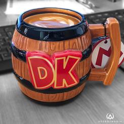 Con un guiño a la edad dorada del arcade, esta taza oficial Super Mario 3D Mug Donkey Kong reproduce el clásico barril con una pintura fiel al universo de 1981. Fabricada en cerámica de gran calidad