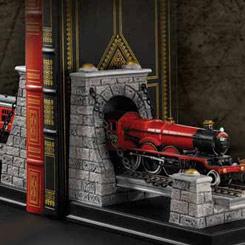 El inconfundible tren rojo que cruza campos y montañas rumbo al colegio más famoso del mundo mágico cobra vida en este espectacular sujetalibros oficial del Hogwarts Express. Realizado en poli-piedra y pintado a mano
