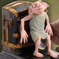 Sujetalibros oficial de Dobby de la saga de Harry Potter. El sujetalibros está realizado en poli-piedra (poly Stone) y pintado a mano con todo lujo de detalles. Producto oficial realizado por la firma Noble Collection.