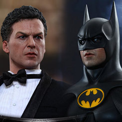 Set compuesto por las figuras de Bruce Wayne y Batman interpretados por el actor Michael Keaton en la película realizada por Warner Bros en 1992 “Batman Returns”, figura creada por la firma Hot Toys.