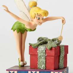 Preciosa figura de Campanilla con un regalo de Navidad con una altura aproximada de 15,5 cm., disfruta del hada más famosa de la factoría Disney. 