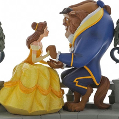 Romántica figura de Bella y Bestia de la línea Enchanting Disney Collection basada en el clásico La Bella y la Bestia (1991). En esta impresionante figura se ha puesto un cuidado especial en la recreación de los detalles