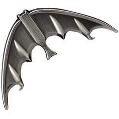 Abridor de botellas con la forma del Batarang utilizado en la serie de televisión Batman de 1966, realizado en metal a presión con una longitud aproximada de 10 cm., 