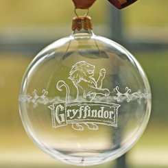 Adorno de Navidad Gryffindor. Esta preciosa bola de Navidad está realizada en vidrio y tiene unas dimensiones aproximadas de 8 x 8 cm. Haz que brille un poco más este año con el adorno navideño
