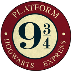 Divertida alfombra redonda inspirada en la Plataforma 9¾ del Hogwarts Express basado en la saga de Harry Potter, ideal para decorar tu rincón preferido, da un toque de cine a tu habitación.