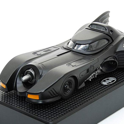 Un simple "Oye, Batmobile" es todo lo que necesita tu asistente personal para entrar en acción, ¡esta elegante réplica cuenta con tecnología de activación por voz! El Batmobile Activado por Voz 