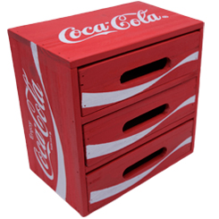 Precioso cajón de madera hecho a mano realizado en madera de Coca-Cola. Este precioso cajón de estilo vintage tiene 3 cajones ideal para organizar tu escritorio, tiene espacio para poder guardar de todo.