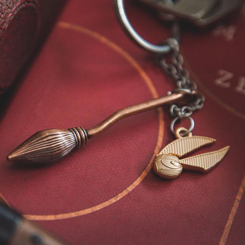 Llavero oficial de Nimbus y la Snitch Dorada basada en la saga de Harry Potter. Este llavero tiene unas dimensiones aproximadas de 4,3 x 5,2 cm. ¡Súbete a tu escoba de carreras y ve a buscar la Snitch Dorada!