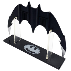 Mini Réplica Batarang Batman (1989).Una réplica de utilería a escala de alta calidad y con licencia oficial del Batarang de Batman (1989). Esta impresionante réplica de utilería a escala 