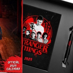 Pack de escritorio Stranger Things. El regalo perfecto para cualquier fan, el set de regalo para coleccionistas incluye un calendario de pared cuadrado (30x30cm), una agenda y un bolígrafo