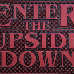 Precioso felpudo con el texto Enter the Upside Down inspirado en la mítica serie de Netflix Stranger Things, ideal como felpudo de bienvenida. Medidas aproximadas de 40 cm. x 60 cm.,  