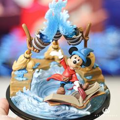 Figura oficial  para celebrar el 80.º aniversario de Fantasía, esta magnífica figurita rinde homenaje a la mágica película de Disney. Fabricada con todo detalle del aprendiz de brujo