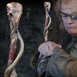 ¡Atención, fans de Harry Potter! ¡No puedes perderte este espectacular y detallado bastón de Alastor Ojoloco Moody de las películas de "Harry Potter"! Con una longitud de 144 cm. aproximadamente