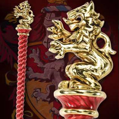 Réplica Oficial del bolígrafo de la casa Gryffindor. “Puedes pertenecer a Gryffindor, donde habitan los valientes. Su osadía, temple y caballerosidad ponen a parte a los de Gryffindor”. 