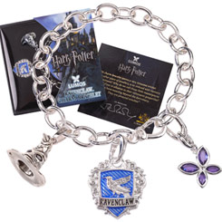 Precioso Brazalete oficial de Ravenclaw basado en la saga de Harry Potter. Esta preciosa pieza de coleccionista tiene una longitud aproximada de 20 cm.