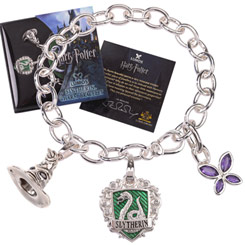 Precioso Brazalete oficial de Slytherin basado en la saga de Harry Potter. Esta preciosa pieza de coleccionista tiene una longitud aproximada de 20 cm.