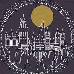 Camiseta oficial del logo de Hogwarts. La camiseta está inspirada en el famosa saga de Harry Potter. Todo un artículo de culto para los seguidores de J. K. Rowling. 